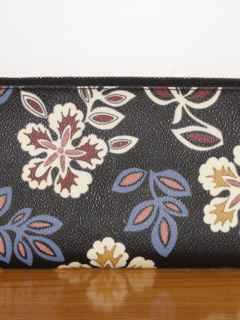 Tory Burch Hopewell Kerrington Small Tote & Wallet GOOD CONDITION! - Picture 9 of 16